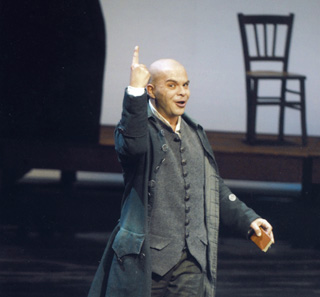 Éric Martin-Bonnet est Leporello (Don Giovanni) à l'Opéra-Théâtre d'Avignon