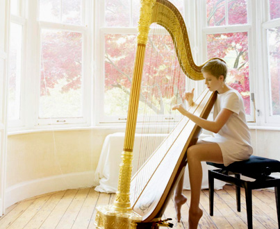 la jeune harpiste Agnès Clément joue Mozart à Stuttgart