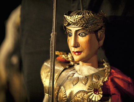 une marionnette de Mimmo Cuticchio joue Caligula, opéra de Pagliardi