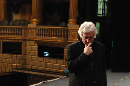 le metteur en scène Yannis Kokkos photographié à l'Opéra national de Bordeaux