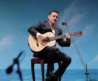 Juan Diego Flórez s'accompagne lui-même à la guitare