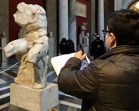 Le compositeur Hèctor Parra réalisant un croquis d'une statue à Rome