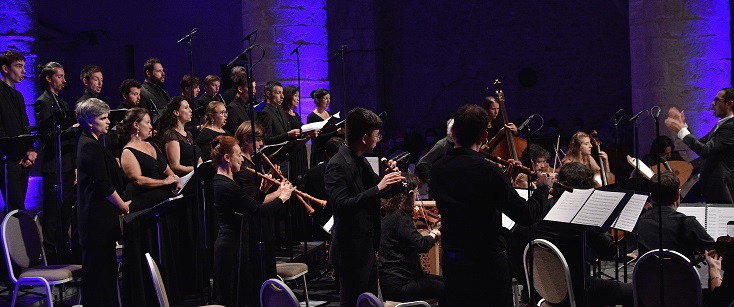 Sylvain Sartre dirige Les Ombres et le Chœur du Concert Spirituel à Ambronay