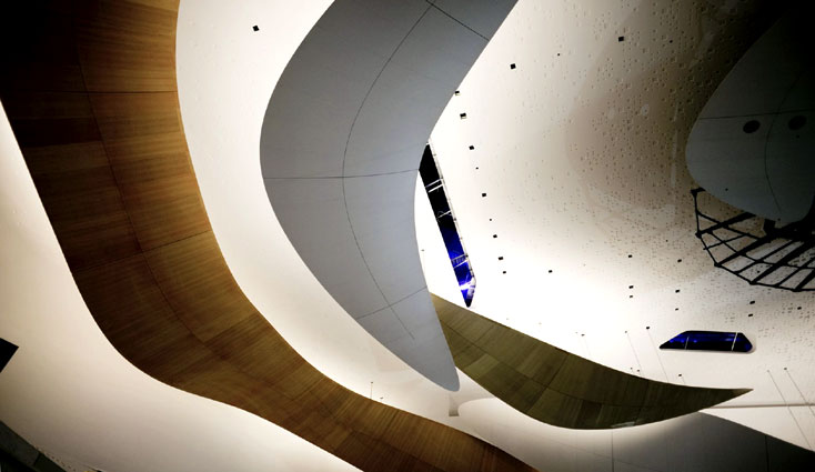les courbes du plafond de la Philharmonie de Paris © Julien Mignot