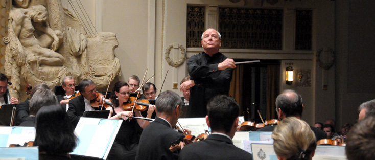 le chef britannique Christopher Hogwood joue Mendelssohn à Prague
