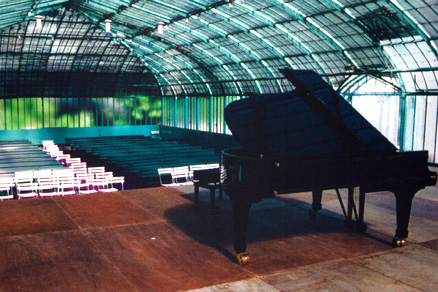 scène et piano, dans le pavillon des azalées du jardin des serres d'Auteuil