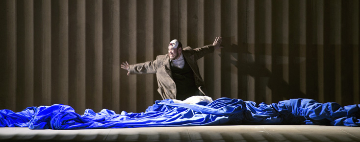 à l'Opéra national de Paris, Quinn Kelsey est Rigoletto (Verdi)