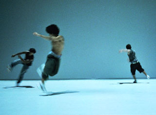 H2-2005, chorégraphie de Bruno Beltrão