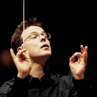 le chef finlandais Salari Oramu dirige l'Orchestre de Paris